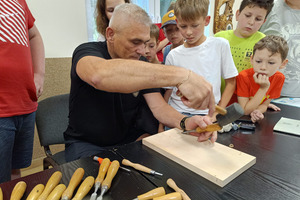  (photo)