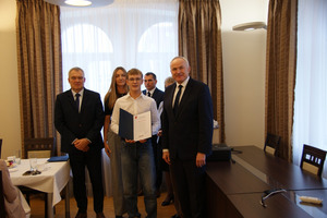  (photo)