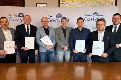Zdjęcie ilustracyjne wpisu: Umowy dotyczące inwestycji drogowych na obszarze powiatu gostyńskiego.